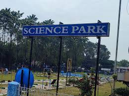 Science Park built outdoors to enable free and liberating learning experiences in children. building science parks.