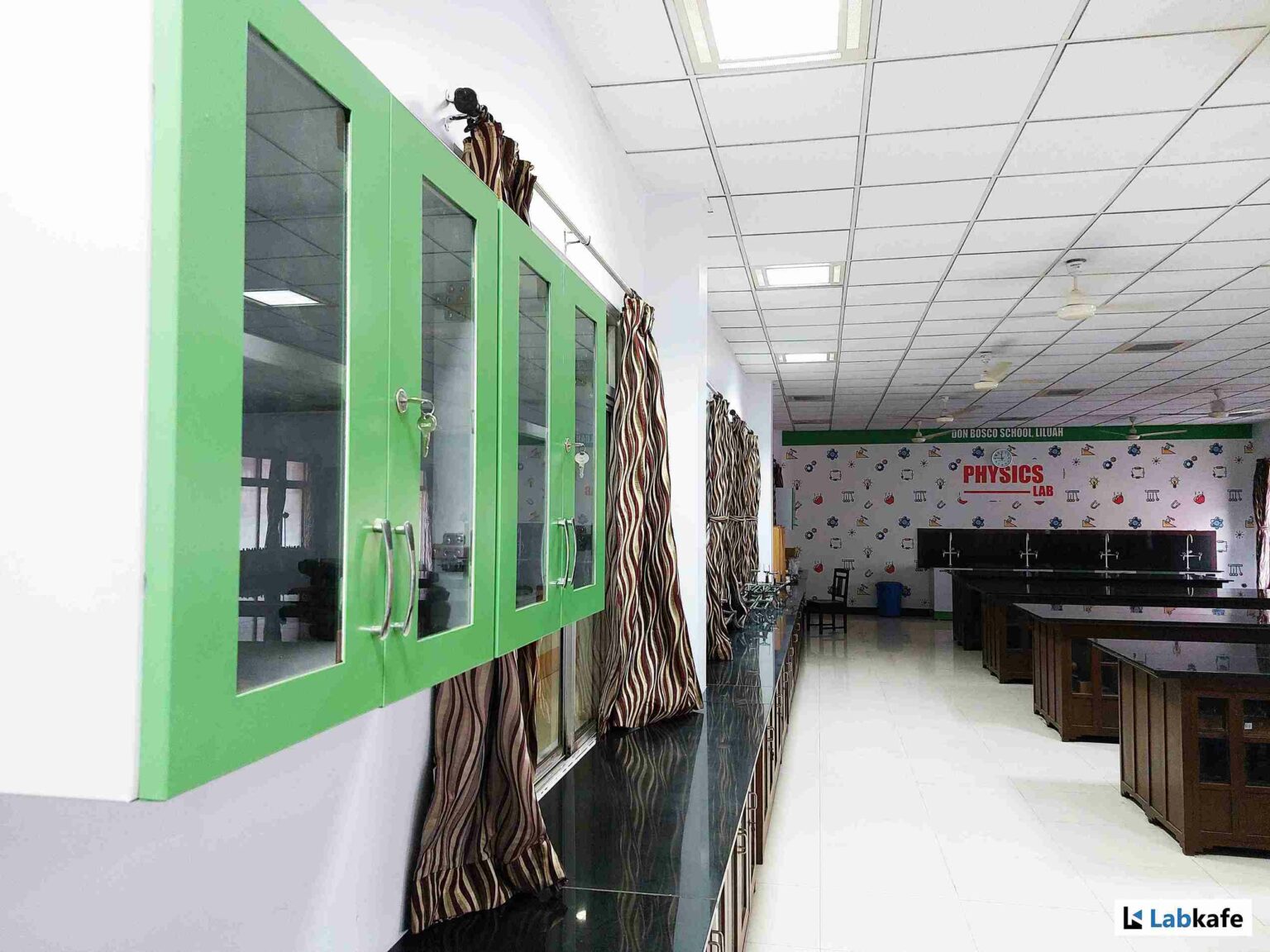6 Essential Lab Furniture Items You Need