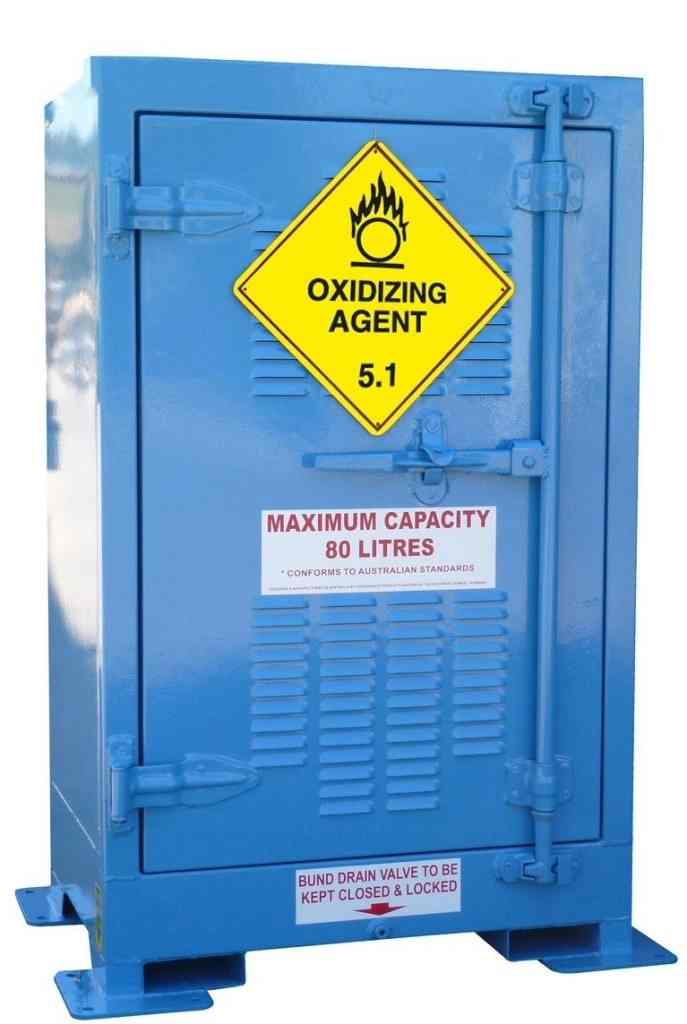 Oxidizing agent storage cabinets:
Built from powder-coated steel with a corrosion-resistant inner lining
Designed to store oxidizers like nitric acid and hydrogen peroxide
Includes ventilation ports and spill-containment shelving
Meets NFPA and OSHA chemical storage standards