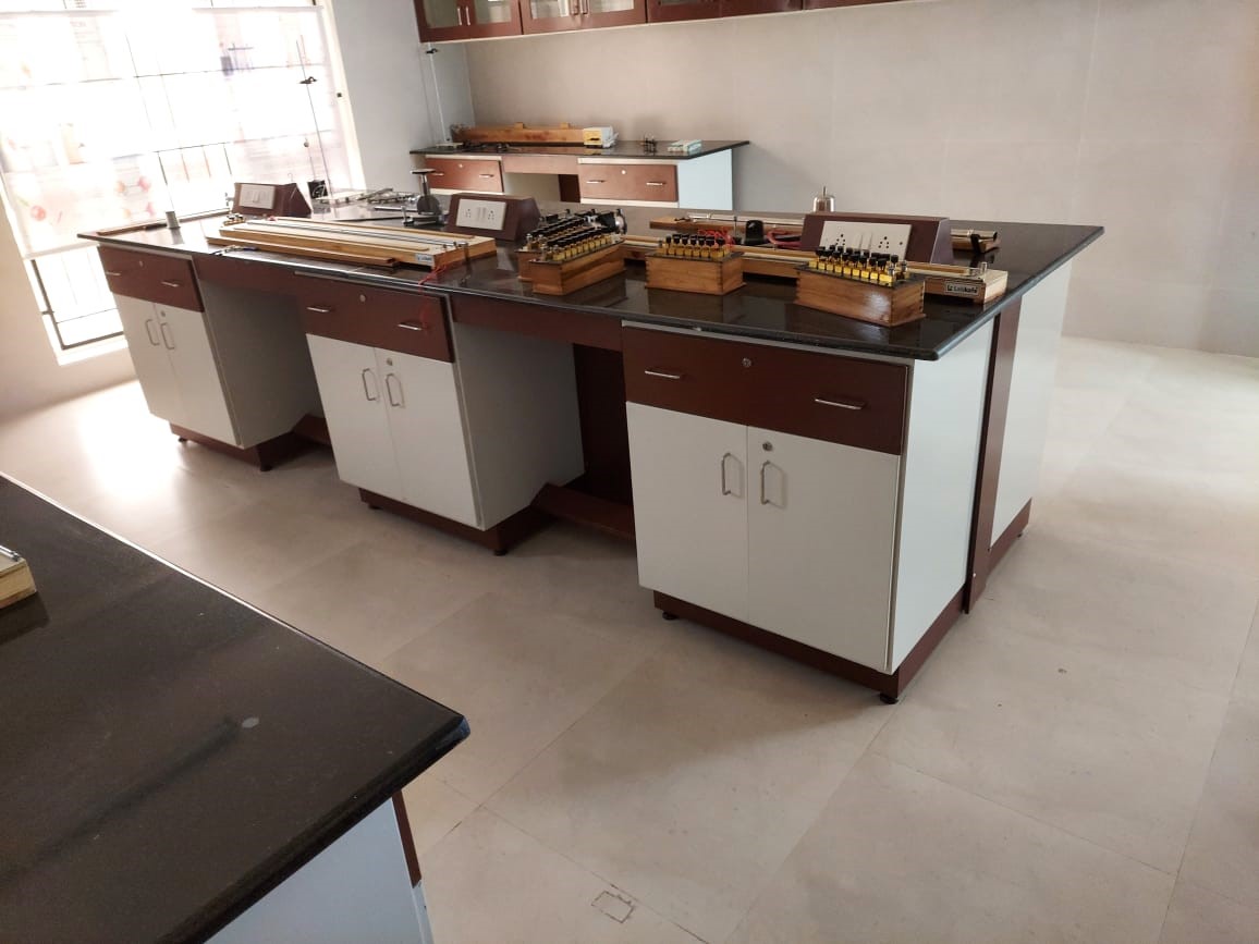 Everything You Need to Know About Lab Workbenches 8
